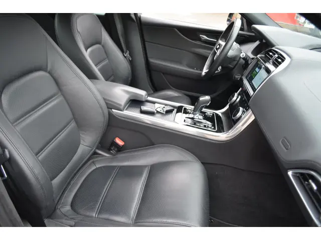 Jaguar XE 2.0 P250 SE 2020 Benzine 8
