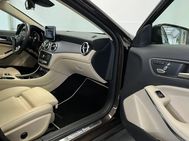 Mercedes-Benz GLA 180 Business Solution 2018 Benzine 17