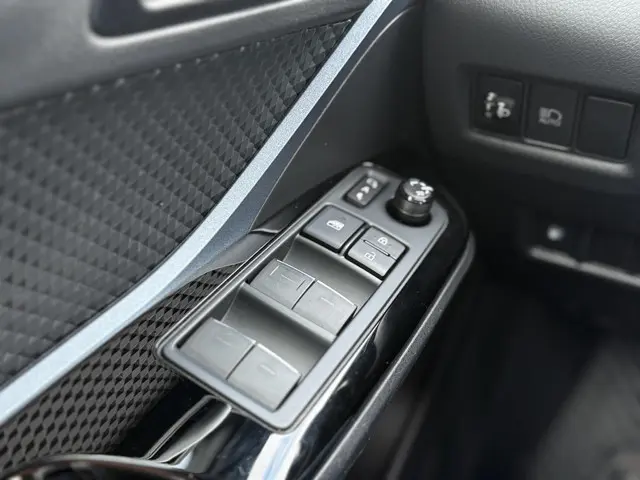 Toyota C-HR 2.0 Hybrid Bi-Tone 2020 Hybride Benzine 25