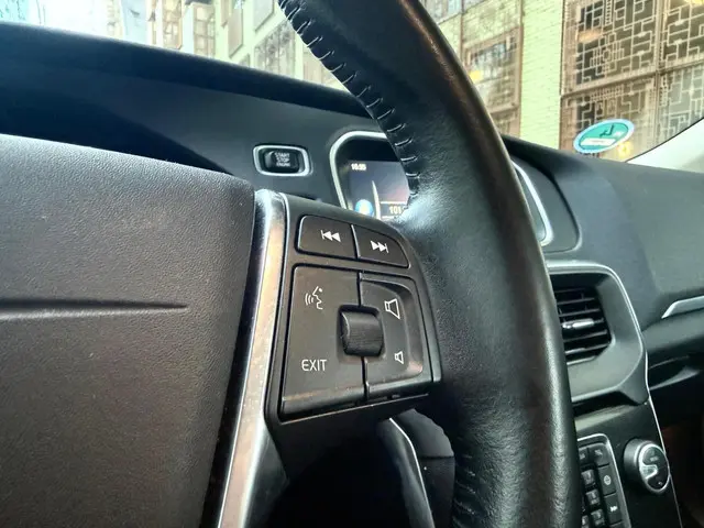 Volvo V40 2.0 T3 Nordic+ 114.000km dealer oh 2016 Benzine 16