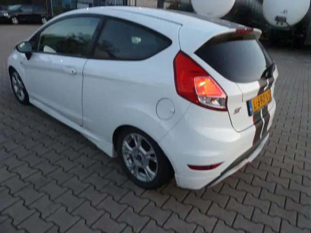 Ford Fiesta 1.25 st line beschrijving lezen 2013 Benzine 9