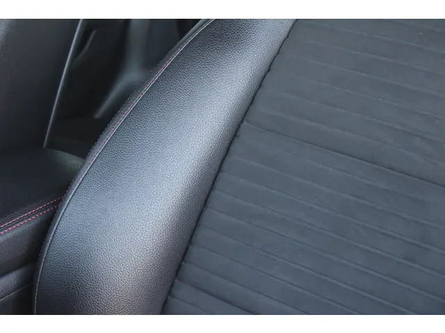 Mercedes-Benz GLA 180 Business 2018 Benzine 12