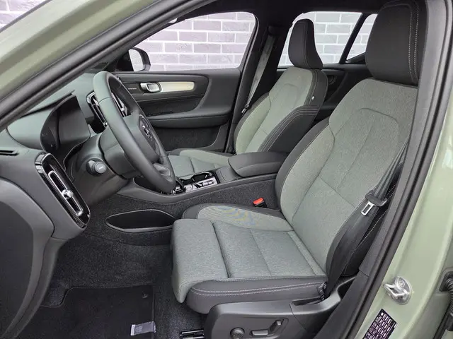 Volvo XC40 B4 197 pk Plus Dark Aut 2025 Benzine 7
