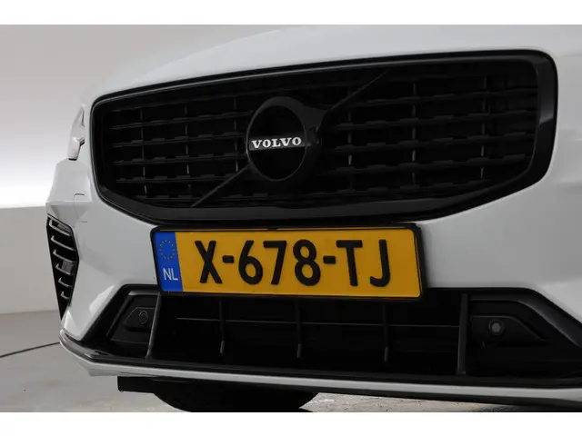 Volvo V60 T8 Recharge R-Design 2022 Hybride Benzine 39