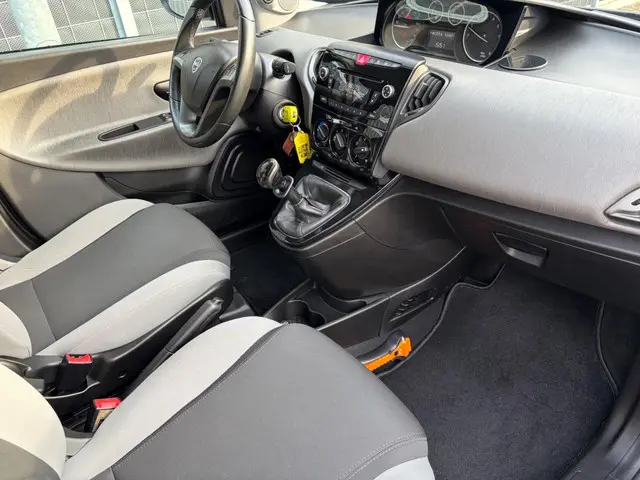 Lancia Ypsilon 0.9 TwinAir Silver 2013 Benzine 11