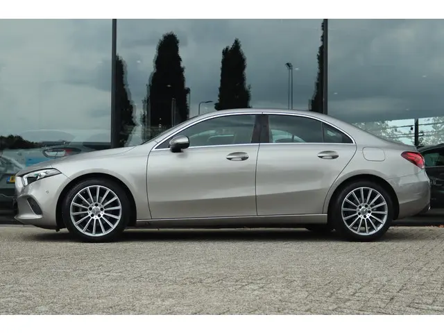Mercedes-Benz A-Klasse 180 PREMIUM PLUS 2020 Benzine 12