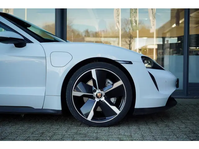 Porsche Taycan Performance 84 kWh 2021 Elektrisch 11