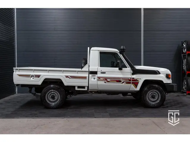 Toyota Land Cruiser 2