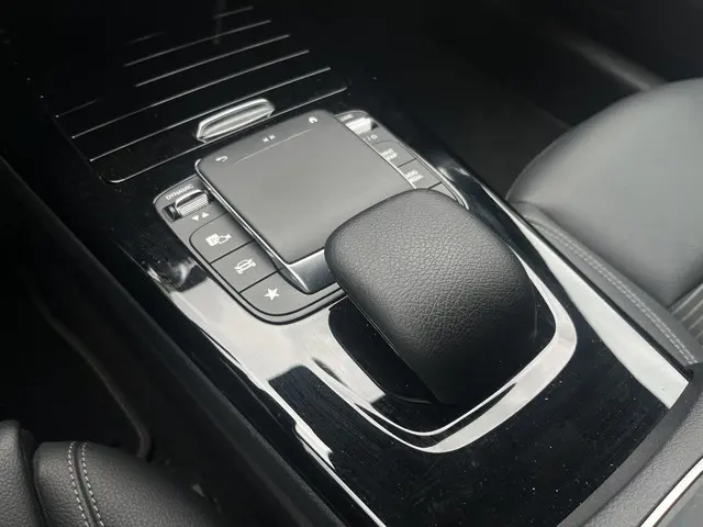Mercedes-Benz CLA 180 Luxury Line 2023 Benzine 8