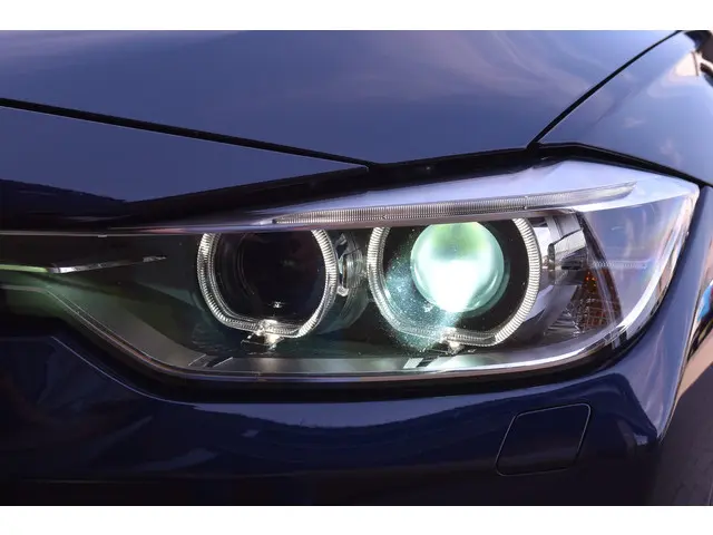 BMW 3 Serie 335i High Executive 2014 Benzine 28