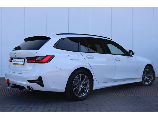 BMW 3 Serie Touring 320i Executive Edition 2020 Benzine 6