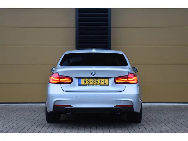 BMW 3 Serie 340i High Executive 2018 Benzine 8