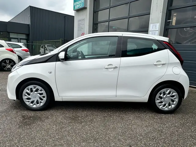 Toyota Aygo 1.0 VVT-i x-play ltd 2019 Benzine 14