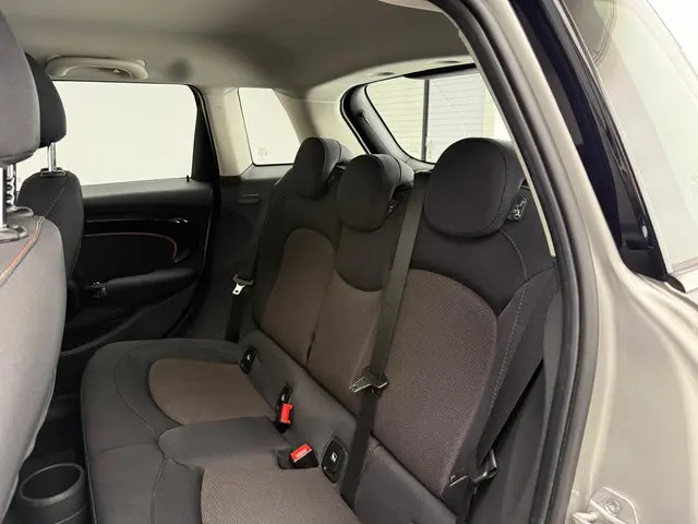 MINI 5-Deurs Cooper 2023 Benzine 8