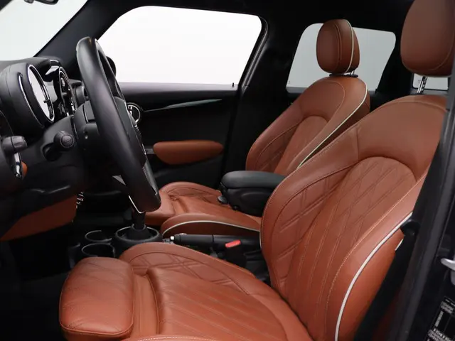 MINI 5-Deurs Cooper 60 Years Edition 2019 Benzine 8