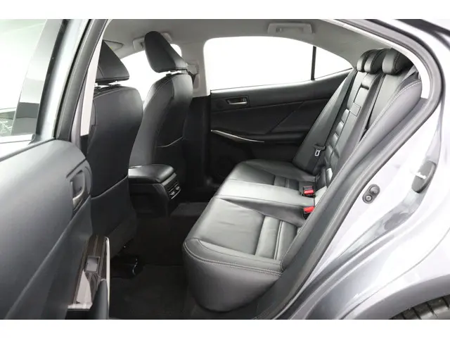 Lexus IS 300h Luxury Line 2018 Hybride Benzine 18