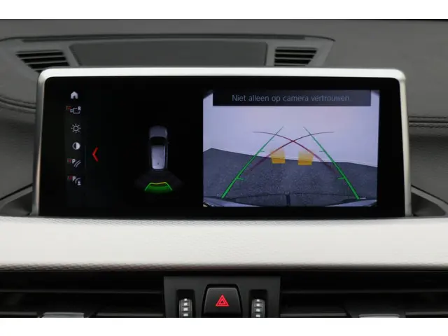 BMW X1 sDrive18i High Executive 2021 Benzine 40