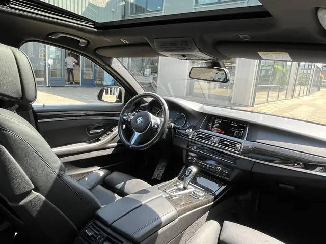 BMW 5 Serie Touring 520i High Executive 2015 Benzine 79