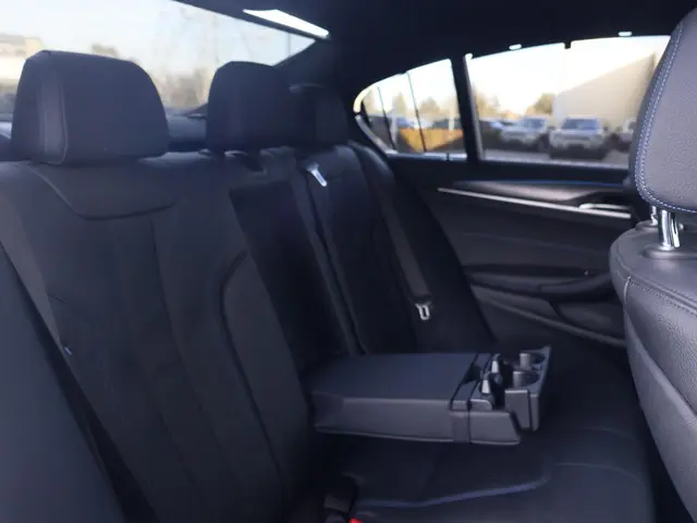 BMW 5 Serie 530e High Executive 2022 Hybride Benzine 12