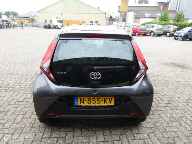 Toyota Aygo 1.0 VVT-i x-play 2021 Benzine 4