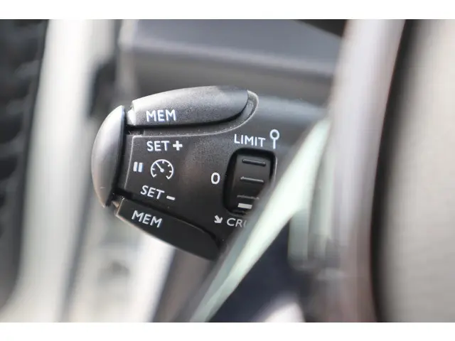 Peugeot 208 1.2 100PK BLUE LEASE ALLURE 2021 Benzine 18