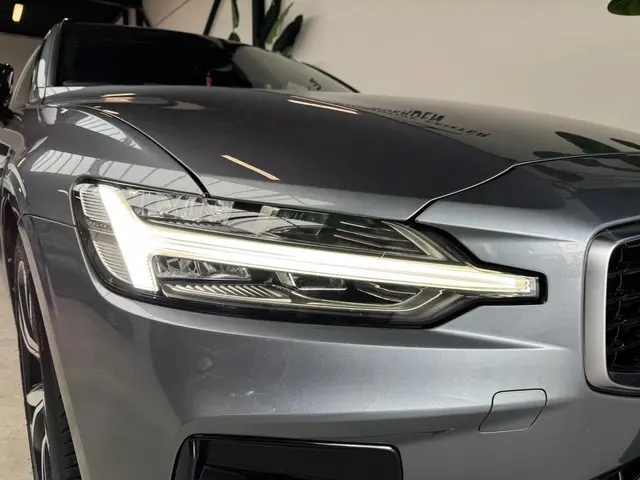 Volvo V60 2.0 T4 R-Design CAMERA LEDER LED 2020 Benzine 16