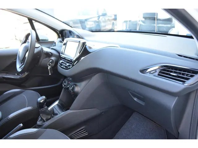 Peugeot 208 1.2 PureTech Blue Lion 2016 Benzine 21