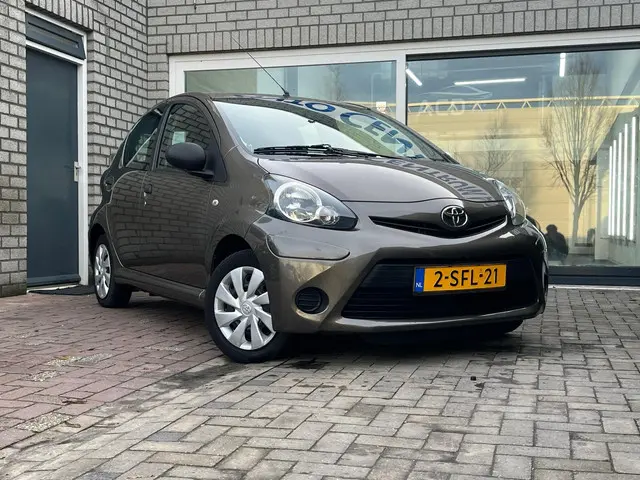 Toyota Aygo 1.0 VVT-i Now Cool Edition 2013 Benzine 2
