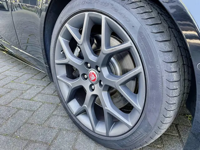 Jaguar F-Type P300 RWD 2019 Benzine 11