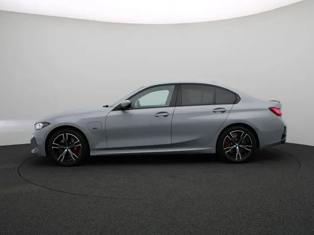BMW 3 Serie Sedan 330e 2023 Hybride Benzine 4
