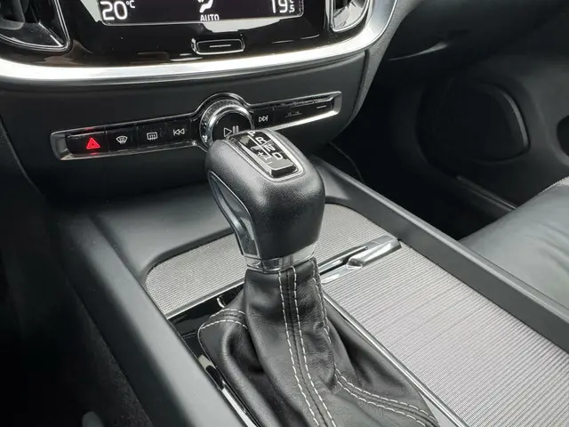 Volvo S60 2.0 T4 R-Design|NL-Auto|Leder|LED|Navi 2019 Benzine 9