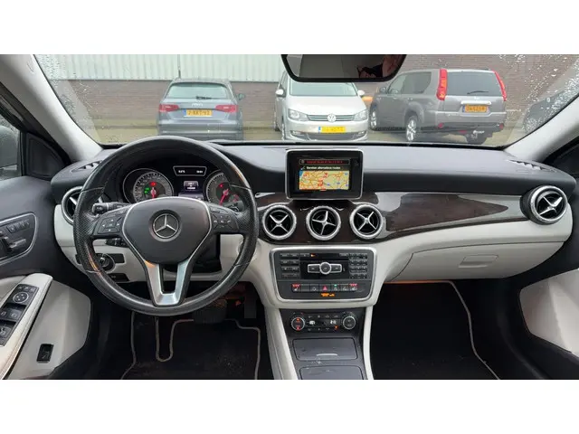Mercedes-Benz GLA 200 Prestige 2014 Benzine 8