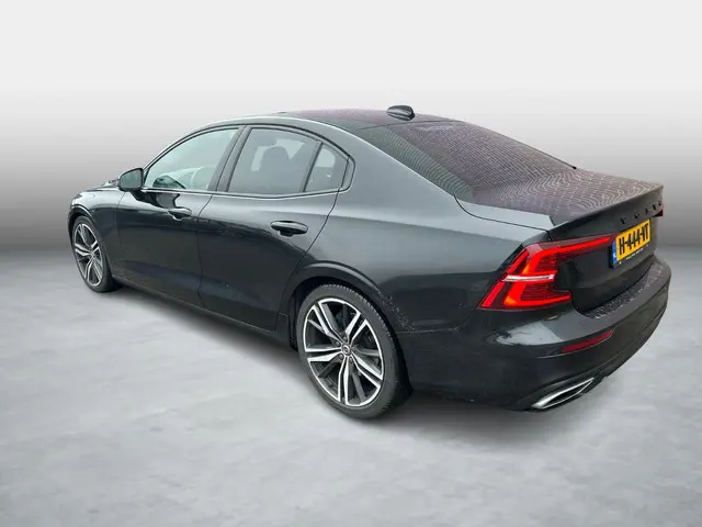 Volvo S60 T4 R-Design 2020 Benzine 2