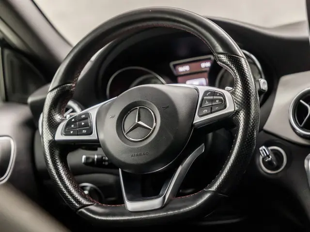 Mercedes-Benz GLA 200 AMG Sport 2015 Benzine 18