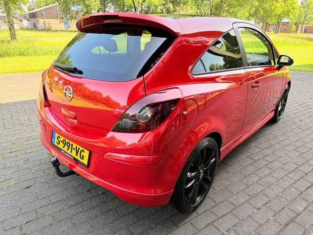 Opel Corsa 1.4-16V COLOR OPC LINE 2013 Benzine 14