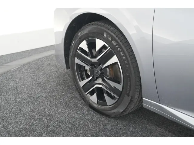 Peugeot 208 PureTech 100 Allure Pack 2023 Benzine 17