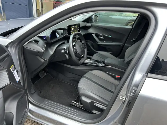 Peugeot 2008 1.2 Turbo 130 PK Allure Pack 2022 Benzine 8