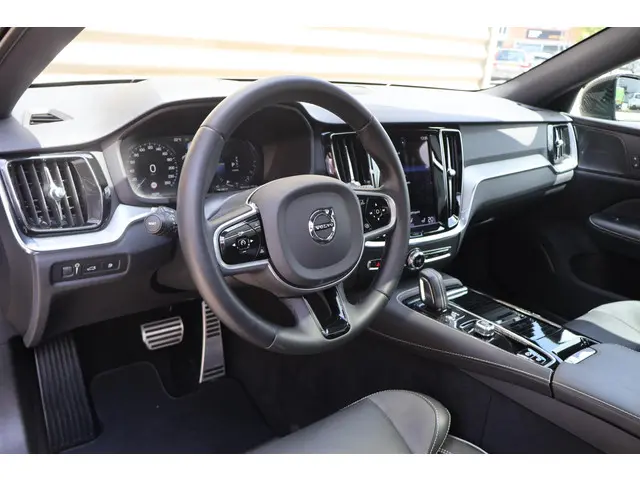Volvo V60 T8 Recharge AWD R-Design 2022 Hybride Benzine 14