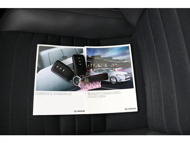 Lexus IS 300h 25th Edition 2013 Hybride Benzine 11