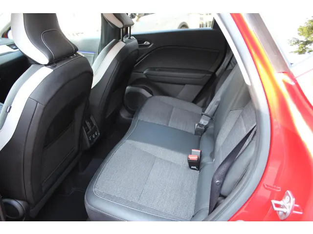 Renault Captur 1.3 EDC 140 Intens AUTOMAAT 2023 Benzine 26