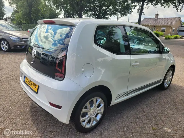 Volkswagen up! 1.0 BMT take up!,airco,lm 2017 Benzine 6
