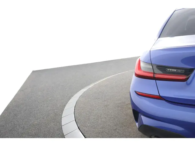 BMW 3 Serie 330i High Executive 2020 Benzine 37