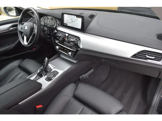 BMW 5 Serie Touring 520i High Executive 2018 Benzine 15