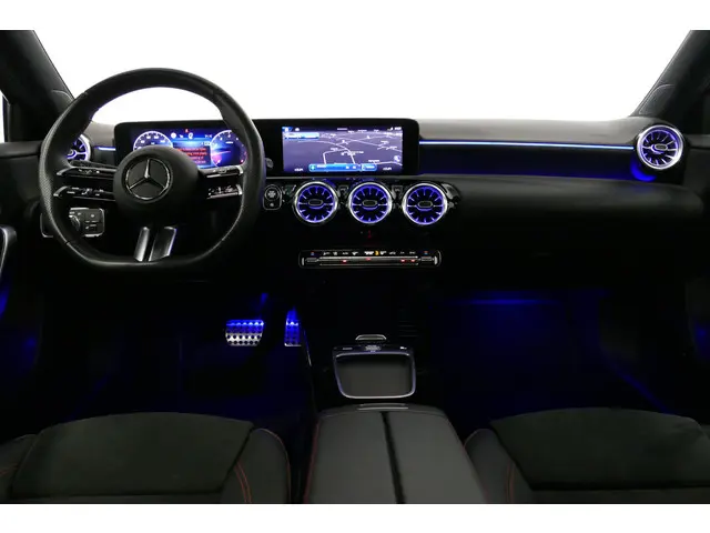 Mercedes-Benz A-Klasse 200 AMG Line 2023 Benzine 25