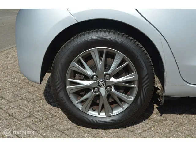 Toyota Yaris 1.5 VVT-i Dynamic Hybrid. "Sale" 2018 Benzine 8