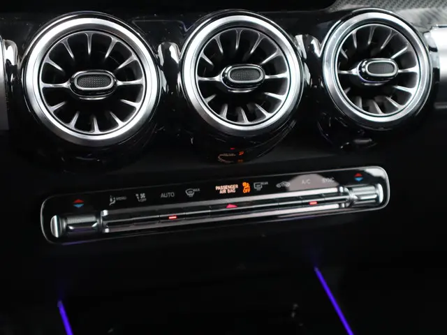 Mercedes-Benz 200-klasse GLB AMG Line 2023 Benzine 31