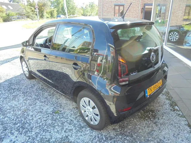 Volkswagen up! 1.0 BMT move up! 2018 Benzine 2