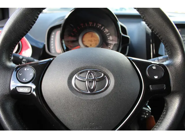 Toyota Aygo 1.0 VVT-i X-cite Bi-tone 2017 Benzine 11
