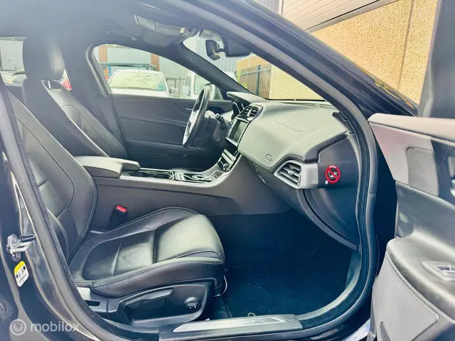 Jaguar XE 2.0 D Portfolio 2015 Diesel 14