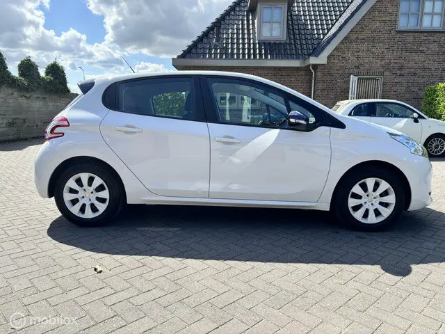 Peugeot 208 1.0 VTi LIKE Nieuwe motor!!!!! 2014 Benzine 6